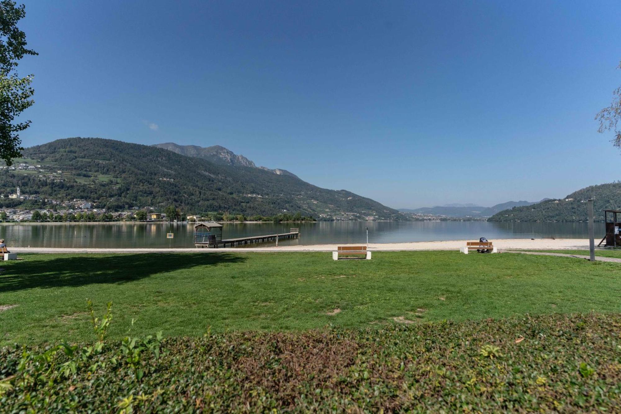 La Gemma Sul Lago Calceranica al Lago Bagian luar foto